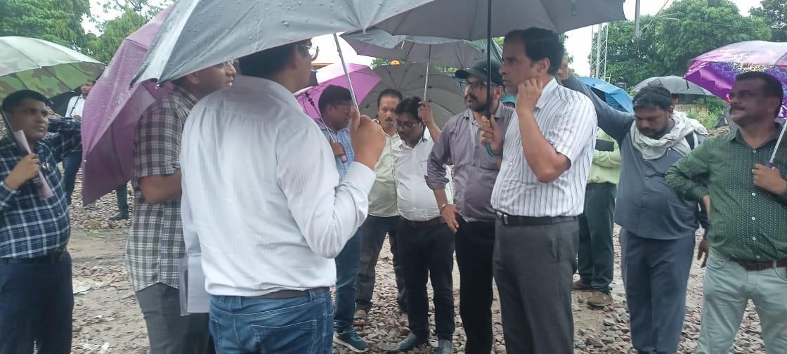 मंडल रेल प्रबंधक ने बारिश में रामपुर, बरेली व रोजा स्टेशन का किया निरीक्षण मंडल रेल प्रबंधक ने बारिश में रामपुर, बरेली व रोजा स्टेशन का किया निरीक्षण
