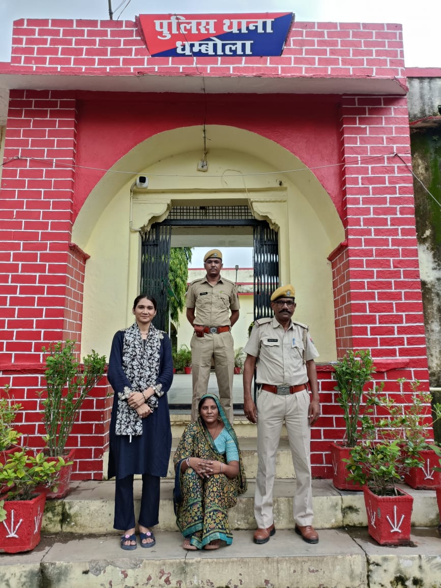 पुलिस गिरफ्त में हत्या की आरोपित महिला