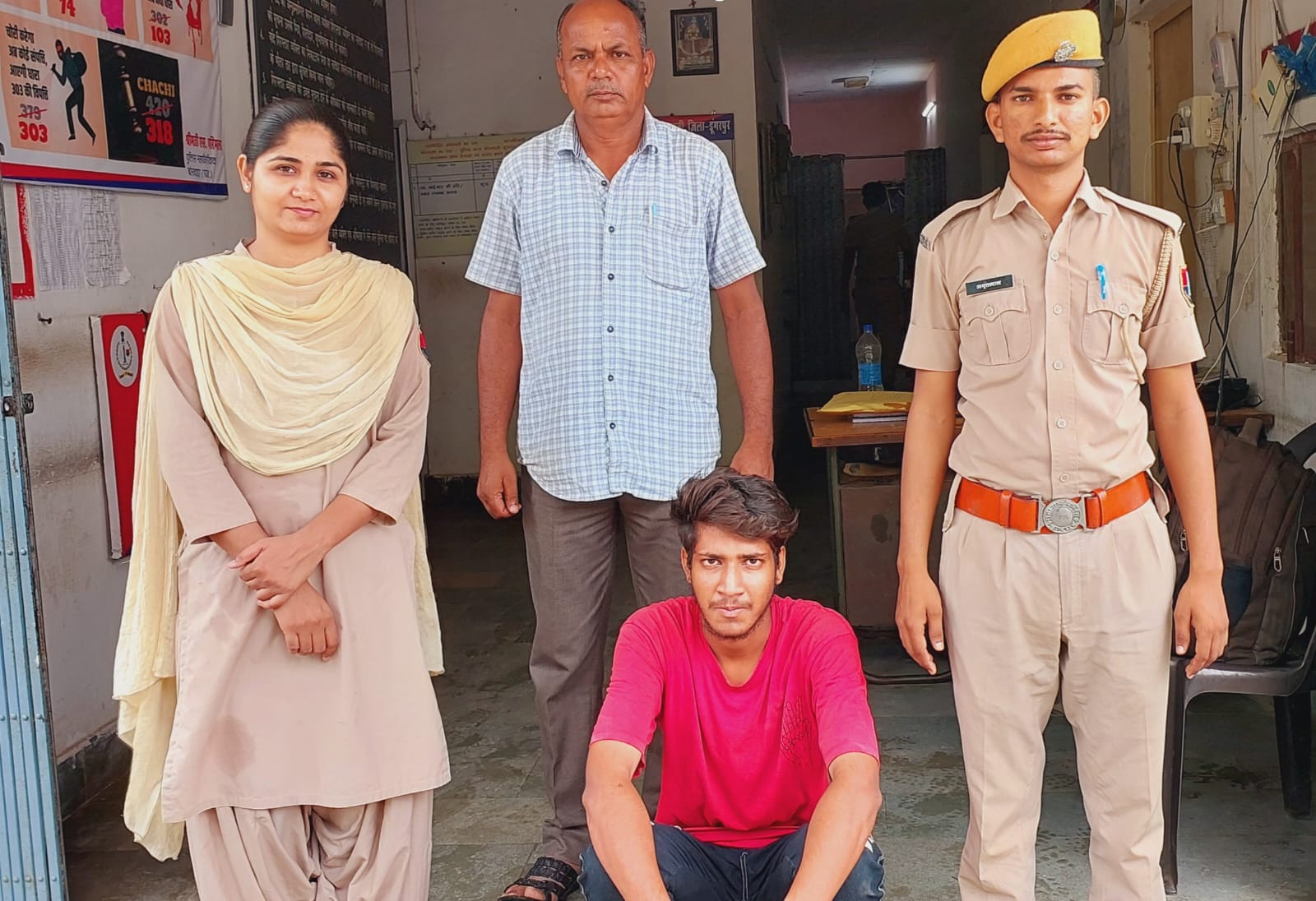 पुलिस गिरफ्त में आरोपित पुलिस गिरफ्त में आरोपित