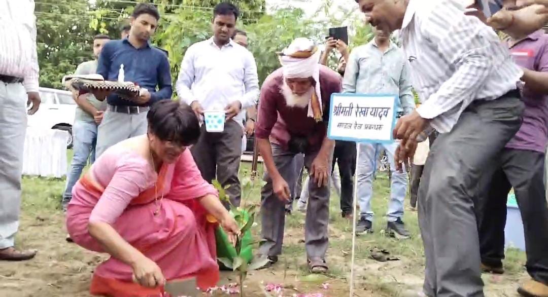 एक पेड़ मां के नाम से डीआरएम ने लगाये पौधे एक पेड़ मां के नाम से डीआरएम ने लगाये पौधे