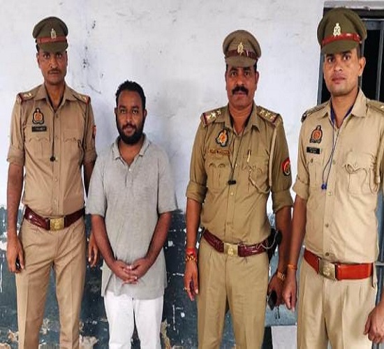 कानपुर: लाखों की ठगी मामले में डेढ़ से फरार फर्जी आईएएस गिरफ्तार कानपुर: लाखों की ठगी मामले में डेढ़ से फरार फर्जी आईएएस गिरफ्तार