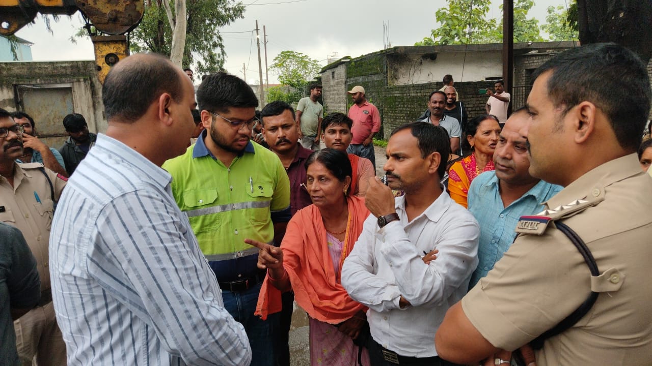 कोरबा : पानी निकाशी हेतु स्वयं नेताप्रतिपक्ष हितानंद ने गैती फावड़ा उठाया