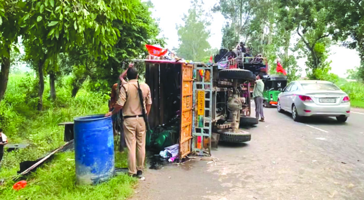 दुर्घटना के बाद पलटा वाहन