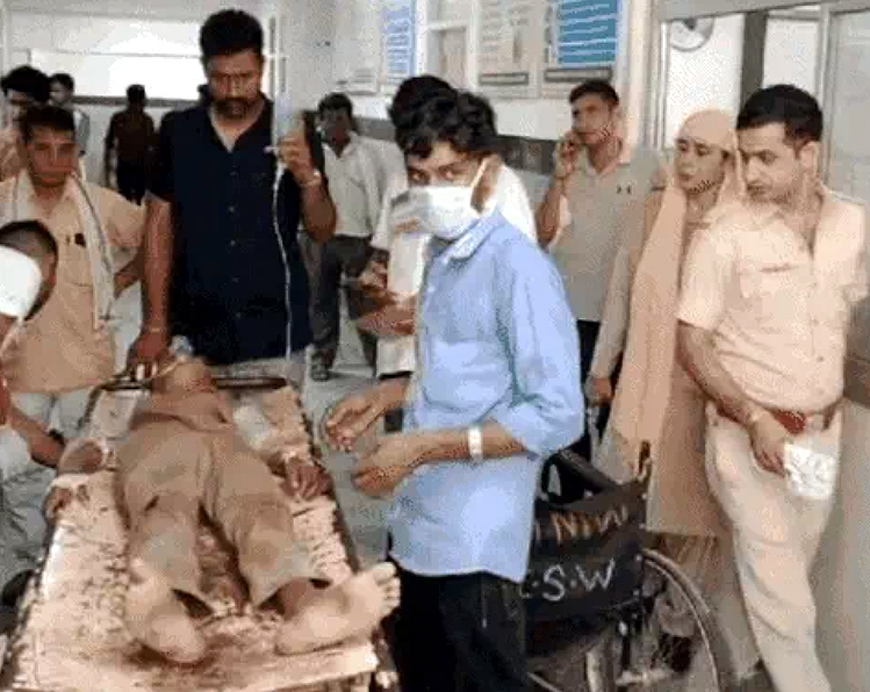 टीचर की रिटायरमेंट पार्टी में जा रहे स्कूली बच्चों से भरी कैंपर पलटी, दाे की माैत टीचर की रिटायरमेंट पार्टी में जा रहे स्कूली बच्चों से भरी कैंपर पलटी, दाे की माैत