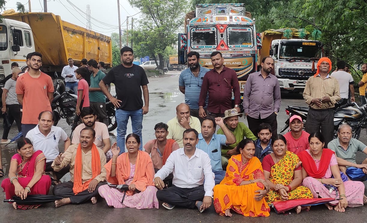 कोरबा : पानी निकाशी हेतु स्वयं नेताप्रतिपक्ष हितानंद ने गैती फावड़ा उठाया