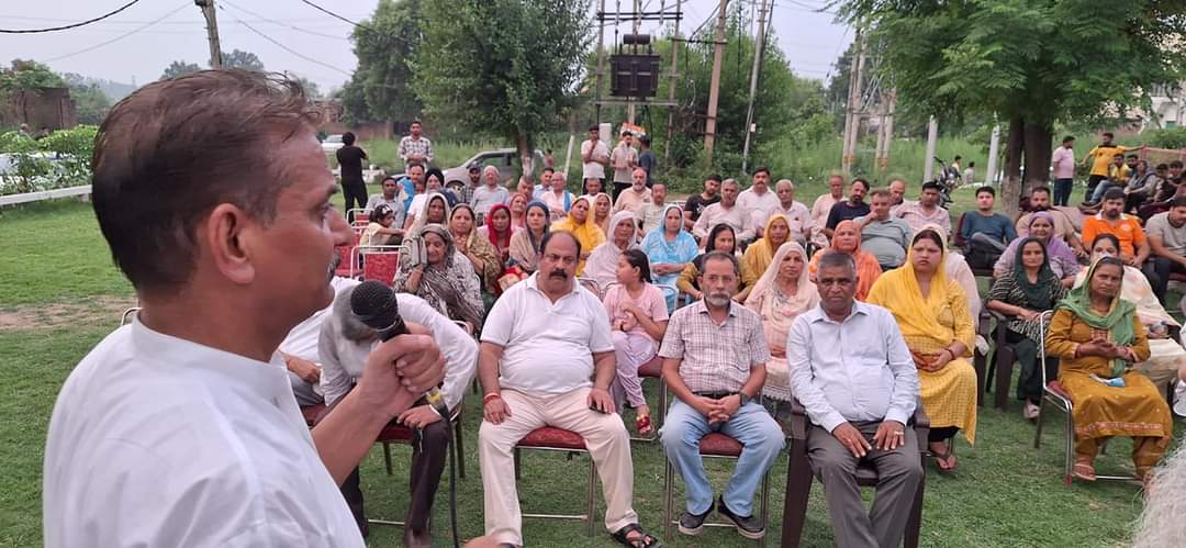 राहुल गांधी की जाति पर अनुराग ठाकुर के बयान पर कांग्रेस का पलटवार राहुल गांधी की जाति पर अनुराग ठाकुर के बयान पर कांग्रेस का पलटवार