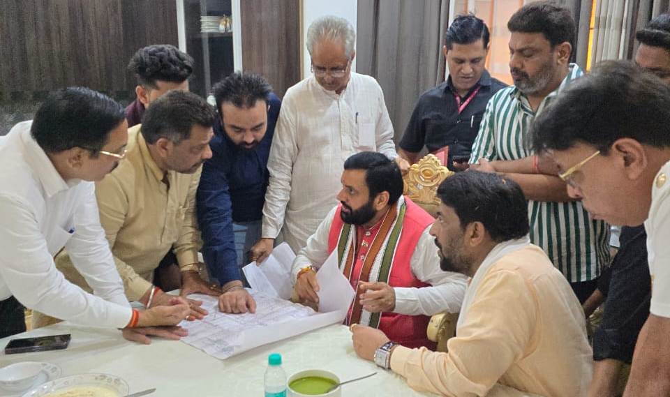 मुख्यमंत्री किसानो की समस्या सुनते हल करते मुख्यमंत्री किसानो की समस्या सुनते हल करते