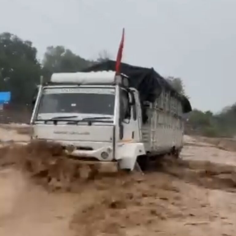 नदी में बहा ट्रक नदी में बहा ट्रक