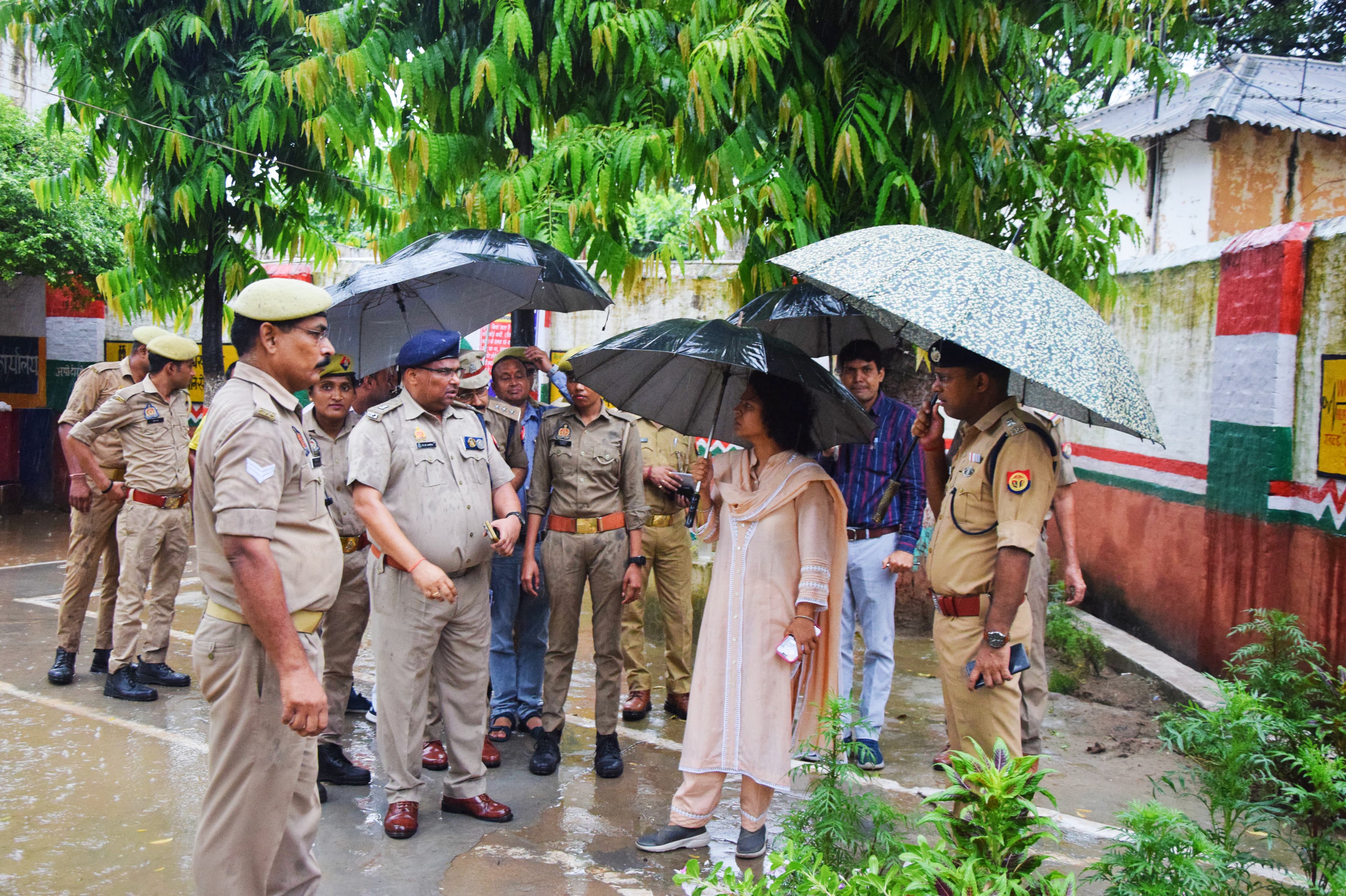 बंदियों का हालचाल जाना एवं खाने-पीने के बारे में जानकारी प्राप्त की बंदियों का हालचाल जाना एवं खाने-पीने के बारे में जानकारी प्राप्त की