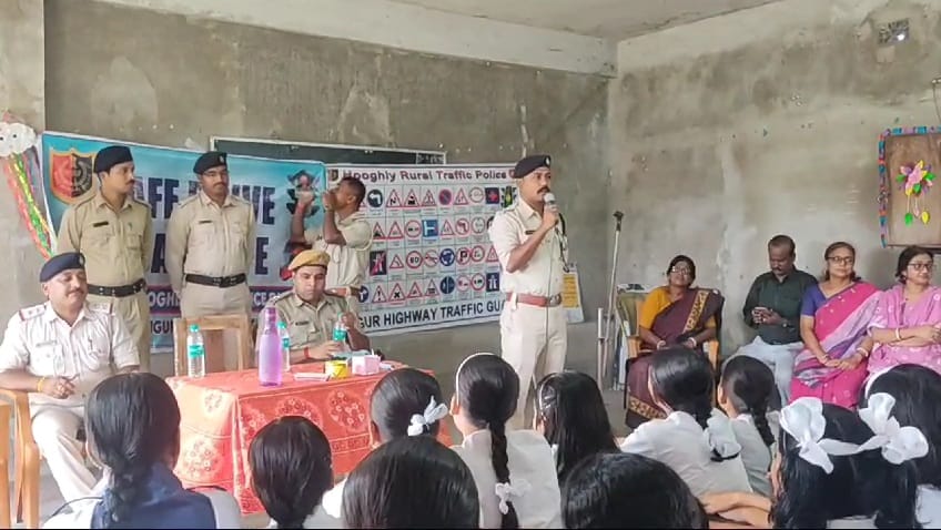 स्कूली छात्राओं को यातायात के नियमों की दी गई जानकारी स्कूली छात्राओं को यातायात के नियमों की दी गई जानकारी