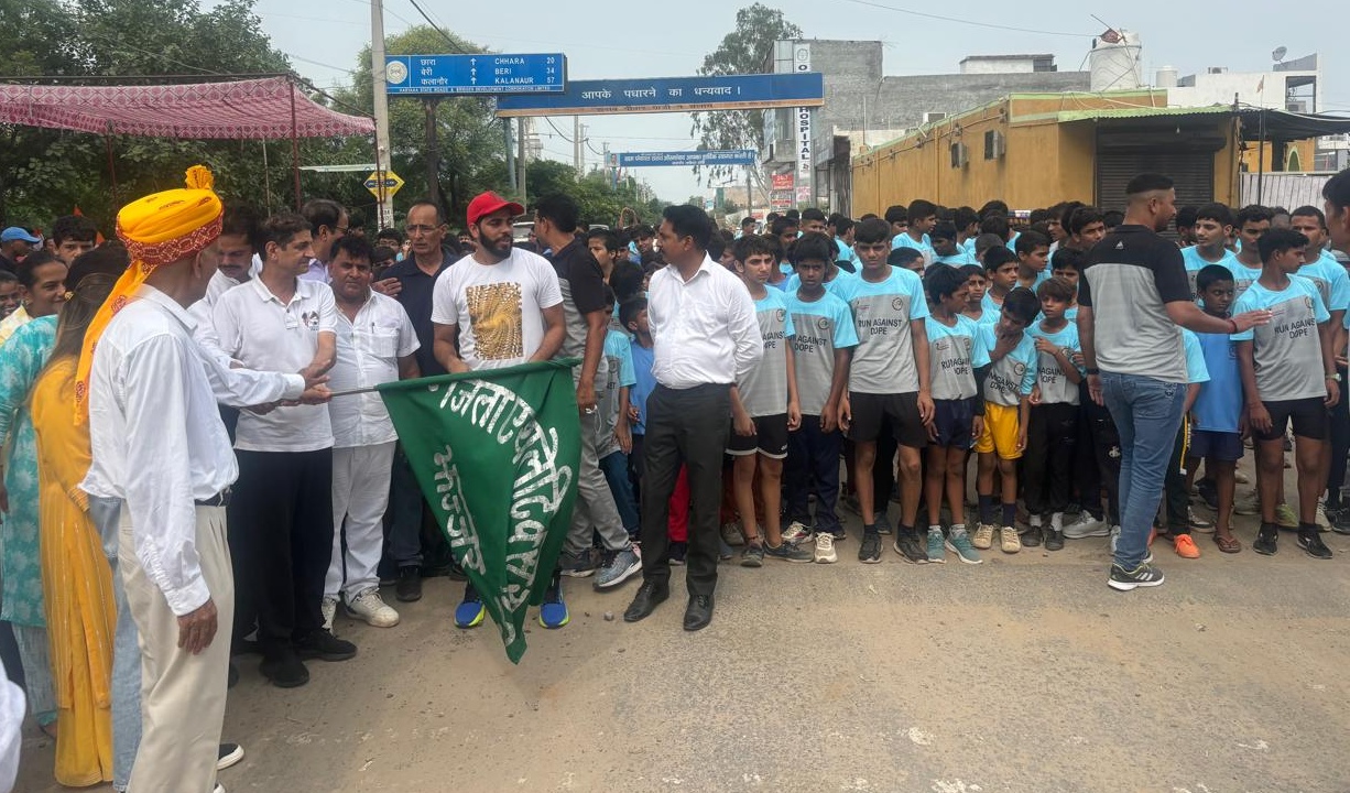 धावकों को प्रतियोगिता के लिए रवाना करते अतिथि।