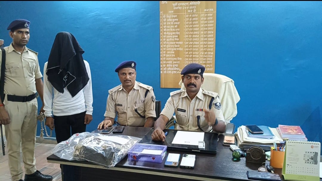 पुलिस गिरफ्त में फर्जी इंस्पेक्टर