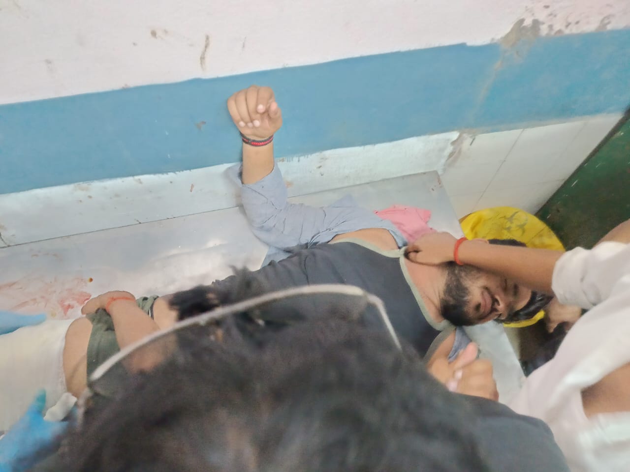 बाइक सवार अज्ञात बदमाशो ने युवक को मारी गोली हालत नाजुक जिला अस्पताल में भर्ती बाइक सवार अज्ञात बदमाशो ने युवक को मारी गोली हालत नाजुक जिला अस्पताल में भर्ती