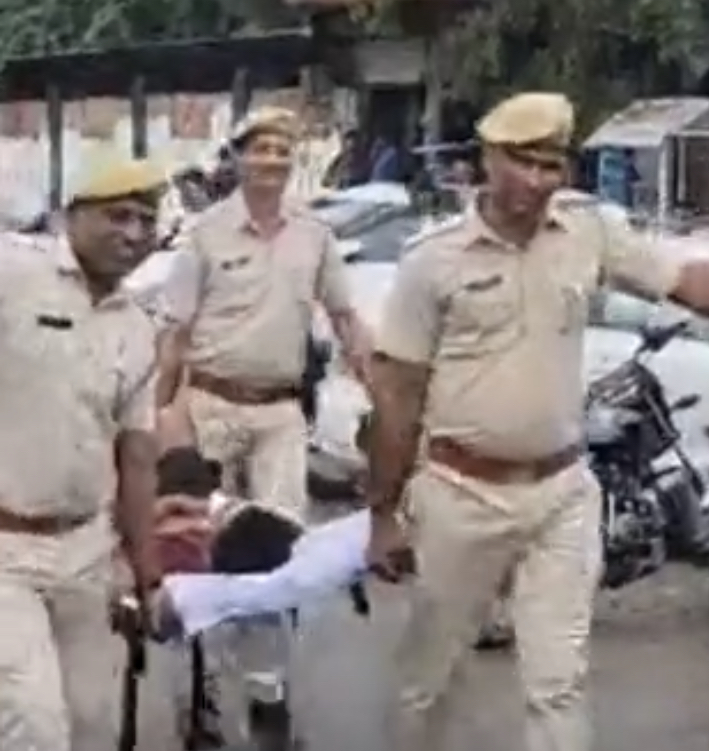 पुलिस द्वारा स्ट्रेचर पर कोर्ट में पेश होने ले जाते हुए बलात्कार का आरोपी वकील मानव सिंह राठौड़। पुलिस द्वारा स्ट्रेचर पर कोर्ट में पेश होने ले जाते हुए बलात्कार का आरोपी वकील मानव सिंह राठौड़।