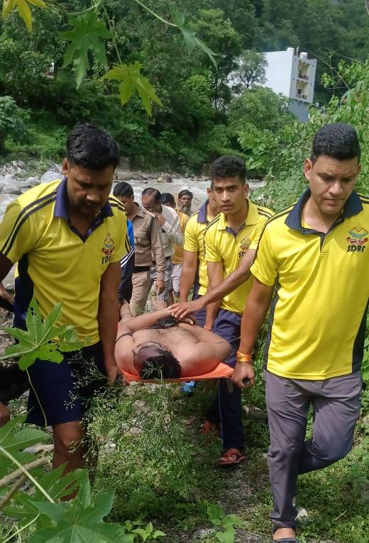 सहस्त्रधारा नदी में नहाते समय दिल्ली के दो पर्यटक बहे, एसडीआरएफ ने निकाला शव सहस्त्रधारा नदी में नहाते समय दिल्ली के दो पर्यटक बहे, एसडीआरएफ ने निकाला शव