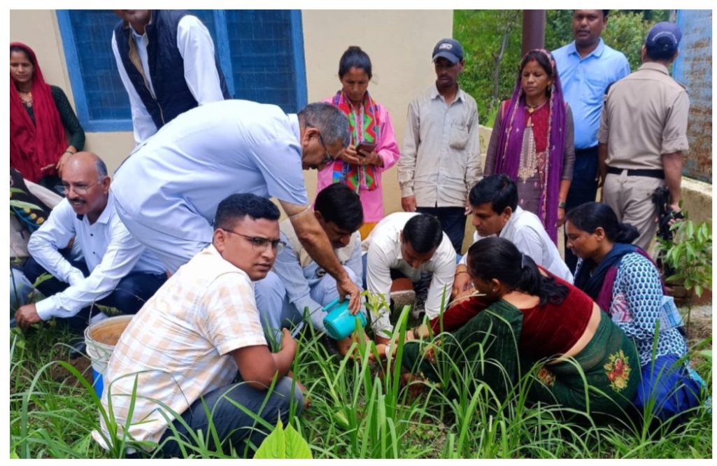 पौधारोपण करते अनुसूचित आयोग अध्यक्ष पौधारोपण करते अनुसूचित आयोग अध्यक्ष