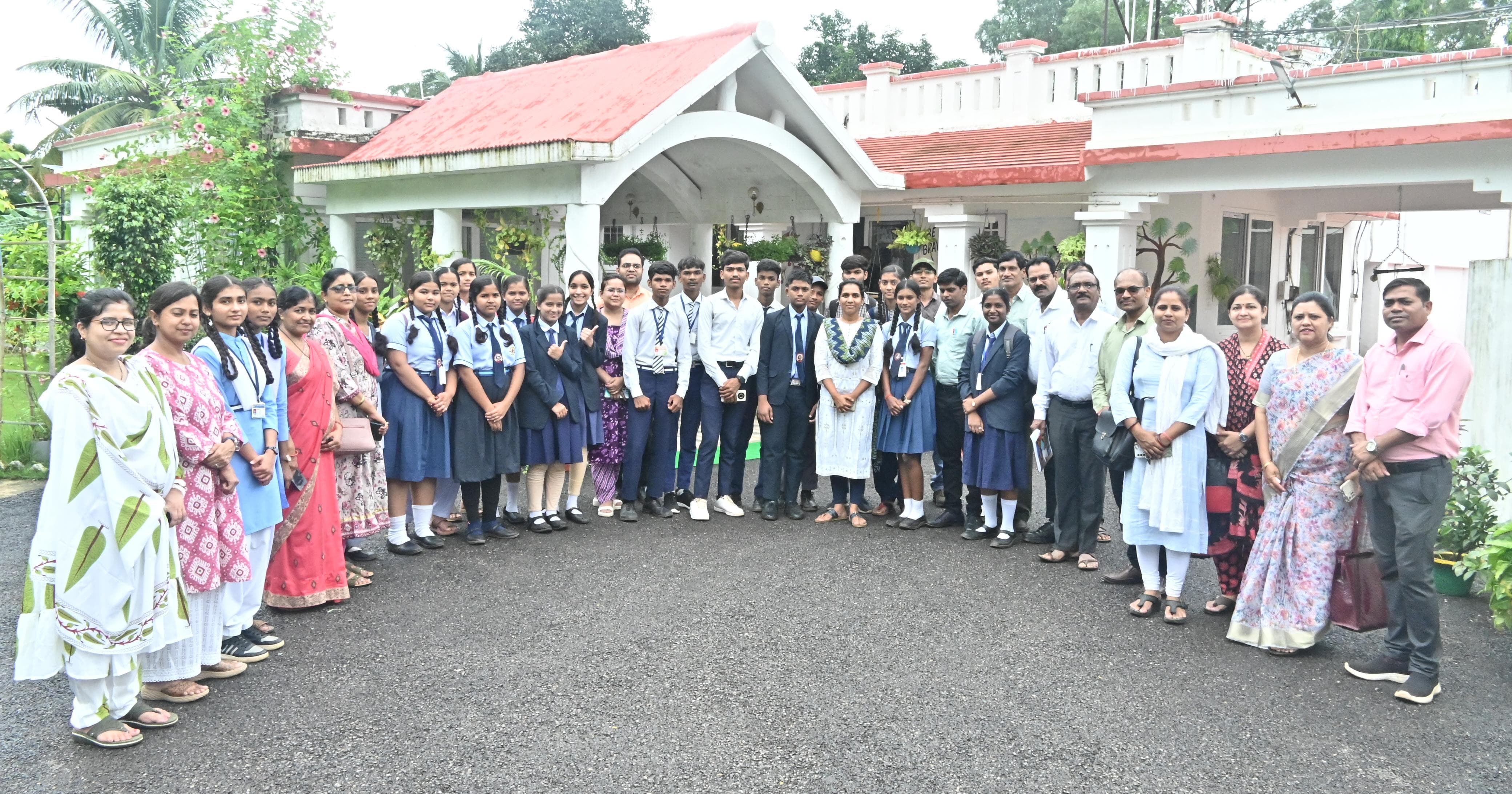 कलेक्टर निवास कलेक्टर नम्रता गांधी के साथ में खड़े हुए विद्यार्थी व शिक्षक। कलेक्टर निवास कलेक्टर नम्रता गांधी के साथ में खड़े हुए विद्यार्थी व शिक्षक।