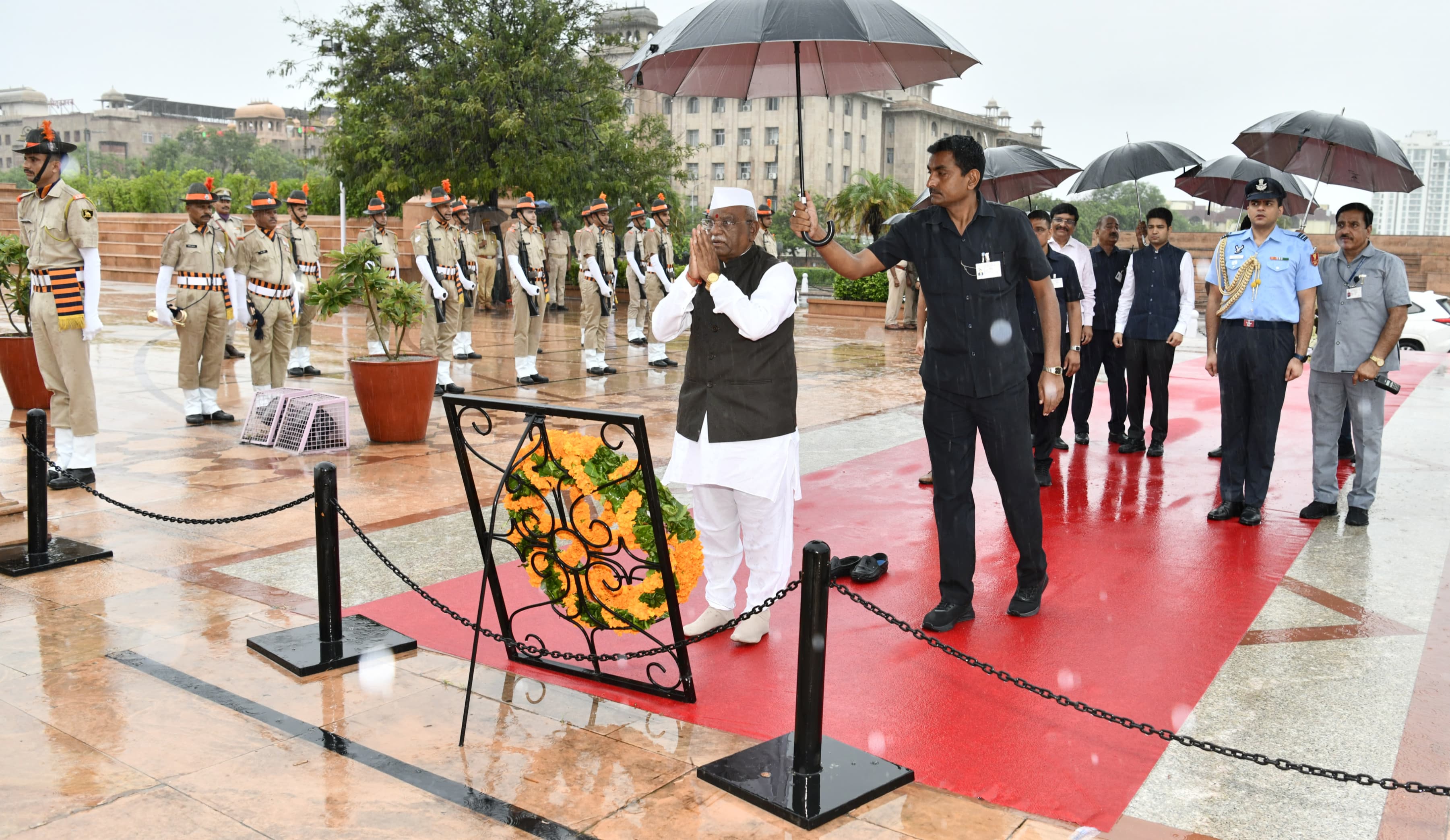 राज्यपाल बागडे ने अमर जवान ज्योति पहुंच कर पुष्प चक्र किया अर्पित राज्यपाल बागडे ने अमर जवान ज्योति पहुंच कर पुष्प चक्र किया अर्पित