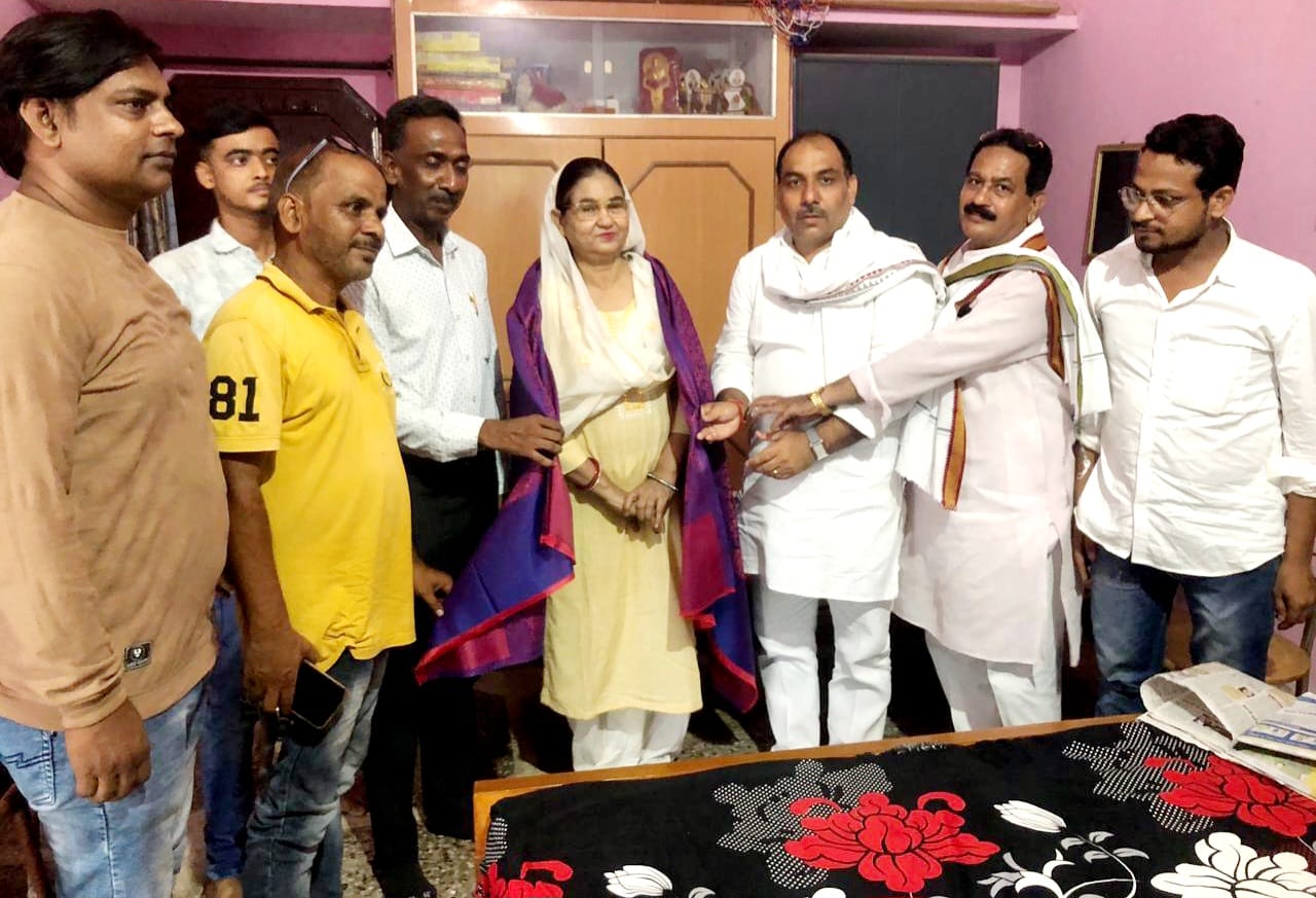 आईपीएस बनी अरफा उस्मानी के घर पहुंचे कांग्रेसी: फोटो बच्चा गुप्ता आईपीएस बनी अरफा उस्मानी के घर पहुंचे कांग्रेसी: फोटो बच्चा गुप्ता