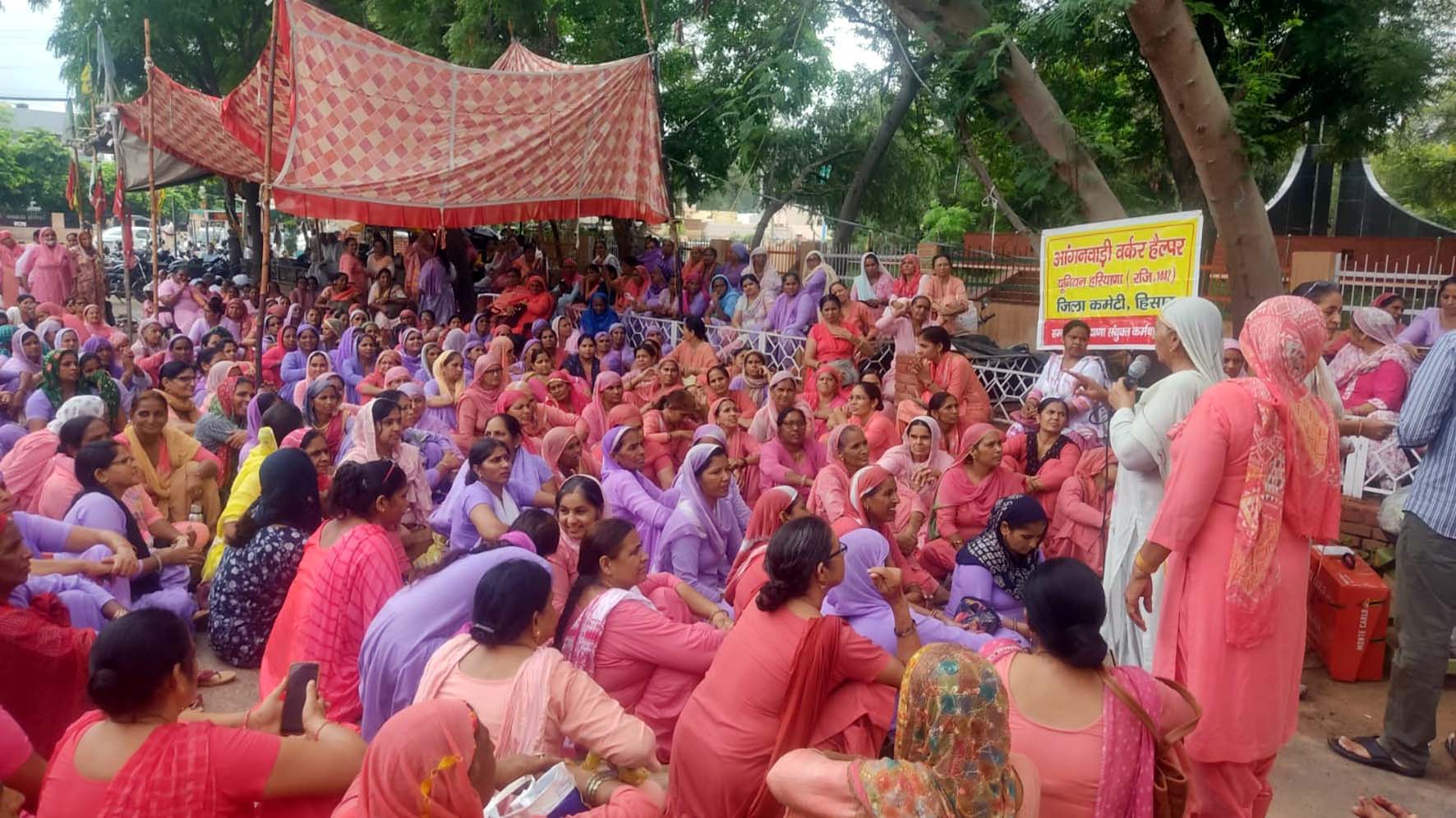 लघु सचिवालय गेट पर धरना देते यूनियन नेता व कार्यकर्ता।