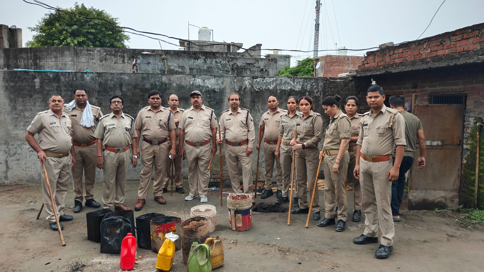 आबकारी टीम द्वारा गुरुवार को कार्रवाई के दौरान बरामद हुई अवैध शराब