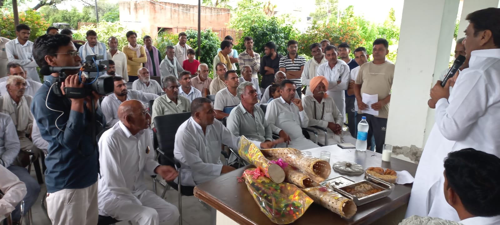 ऊर्जा मंत्री रणजीत सिंह विभिन्न गांवों के दौरे मे जनसमस्याएं सुनत ऊर्जा मंत्री रणजीत सिंह विभिन्न गांवों के दौरे मे जनसमस्याएं सुनत