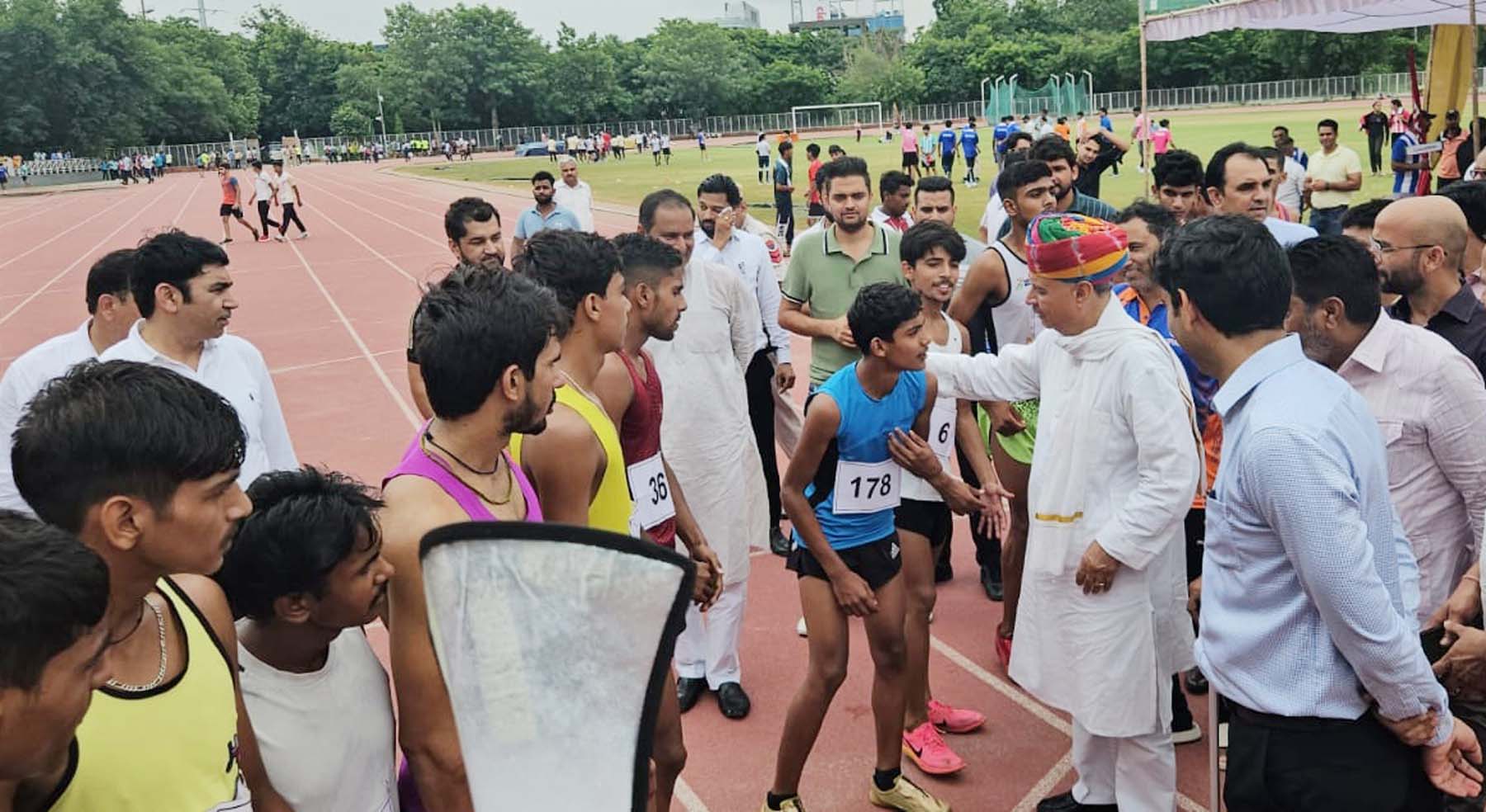 फोटो नंबर-07: गुरुग्राम में राज्य स्तरीय खेल महाकुंभ के शुभारंभ पर खिलाडिय़ों से रूबरू होते केंद्रीय मंत्री राव इंद्रजीत सिंह।