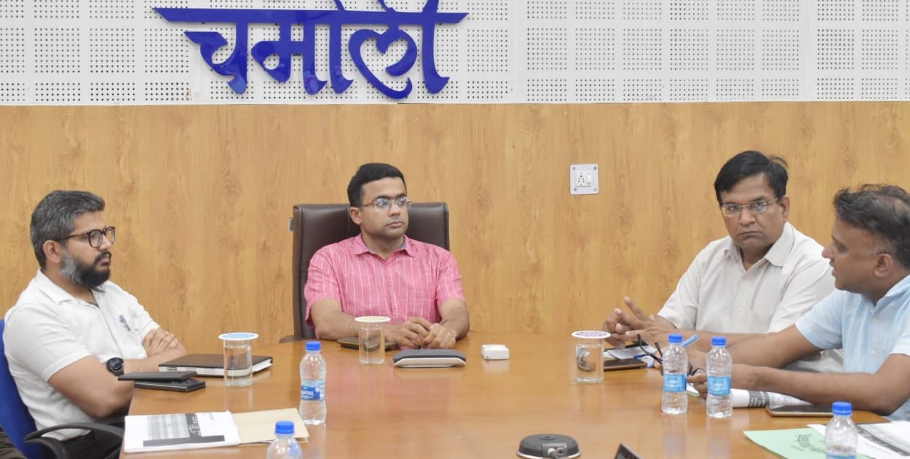 ग्रामीण विभाग के कार्यों की समीक्षा करते हुए डीएम। ग्रामीण विभाग के कार्यों की समीक्षा करते हुए डीएम।