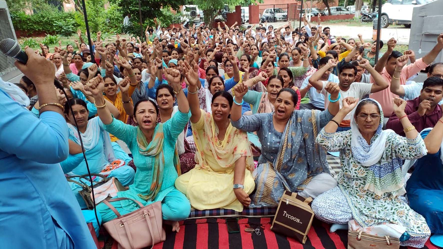 नागरिक अस्पताल में धरने पर बैठे एनएचएम कर्मचारी। नागरिक अस्पताल में धरने पर बैठे एनएचएम कर्मचारी।