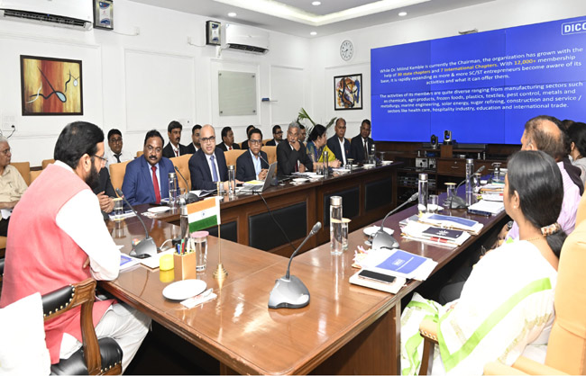 हरियाणा के मुख्यमंत्री डिक्की प्रतिनिधियाें के साथ बैठक करते हुए हरियाणा के मुख्यमंत्री डिक्की प्रतिनिधियाें के साथ बैठक करते हुए