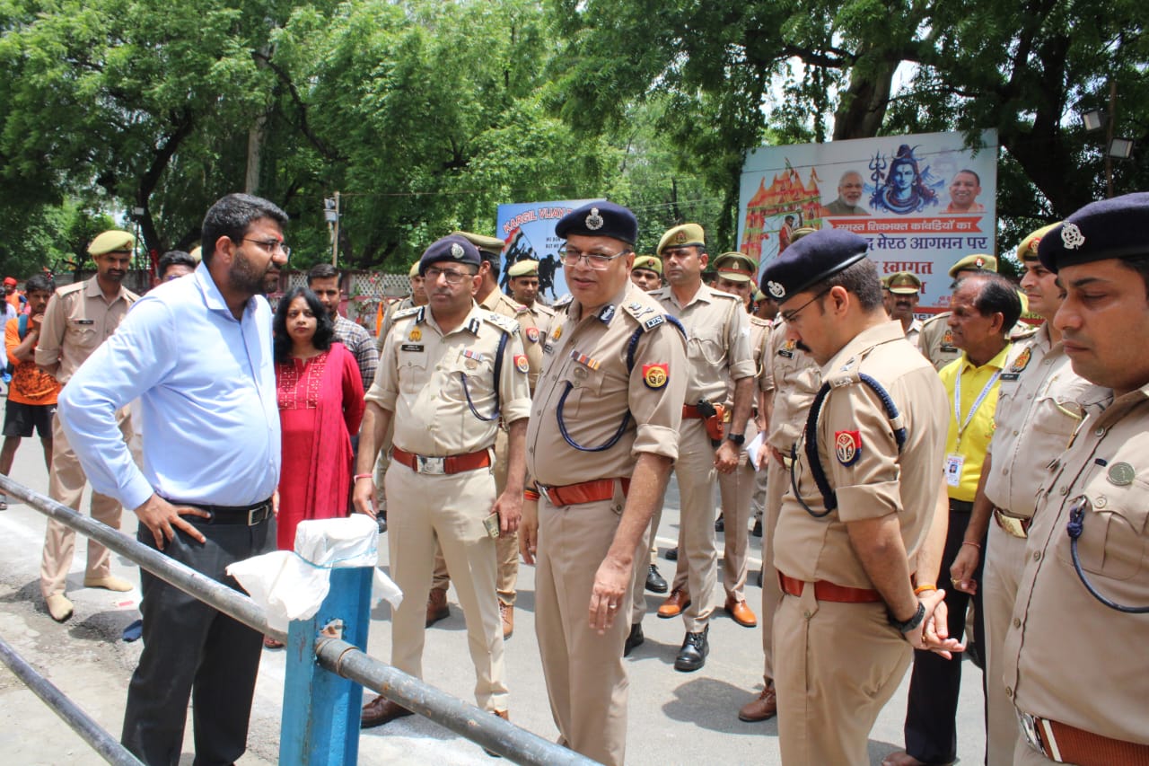 एडीजी, आईजी, डीएम एवं एसएसपी ने बाबा औघडनाथ मंदिर में लिया सुरक्षा व्यवस्था का जायजा एडीजी, आईजी, डीएम एवं एसएसपी ने बाबा औघडनाथ मंदिर में लिया सुरक्षा व्यवस्था का जायजा