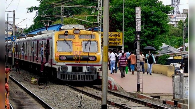 सिग्नलिंग में समस्या, सियालदह-डायमंड हार्बर रूट पर ट्रेन सेवाएं प्रभावित सिग्नलिंग में समस्या, सियालदह-डायमंड हार्बर रूट पर ट्रेन सेवाएं प्रभावित