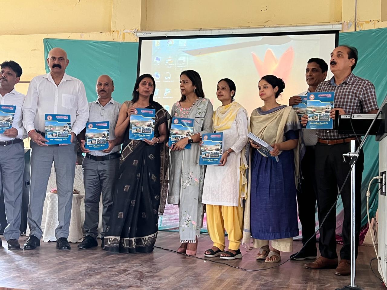 पत्रिका का विमोचन करते हुए। पत्रिका का विमोचन करते हुए।