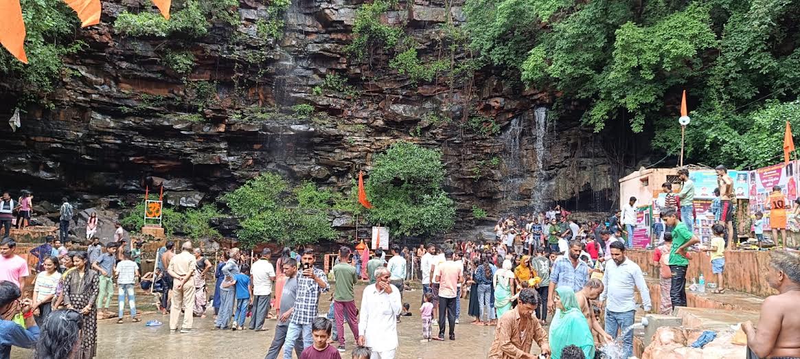 भानपुरा क्षेत्र के पर्यटन स्थलों पर बारिश के बाद भारी भीड़, बड़ा महादेव में प्राकृतिक झरनों का लुफ्त उठाने के लिए हजारों की संख्या में पहुंच रहे हैं पर्यटक भानपुरा क्षेत्र के पर्यटन स्थलों पर बारिश के बाद भारी भीड़, बड़ा महादेव में प्राकृतिक झरनों का लुफ्त उठाने के लिए हजारों की संख्या में पहुंच रहे हैं पर्यटक