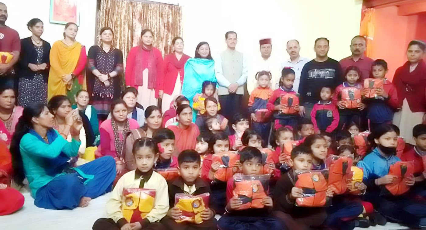 बच्चों को ट्रैकसूट वितरण कार्यक्रम में उपस्थित बच्चें एवं अन्य लोग। बच्चों को ट्रैकसूट वितरण कार्यक्रम में उपस्थित बच्चें एवं अन्य लोग।
