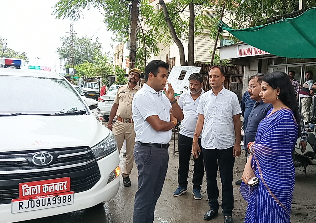 चित्तौड़गढ़ शहर में संभावित जल भराव क्षेत्र का दौरा करते जिला कलक्टर। चित्तौड़गढ़ शहर में संभावित जल भराव क्षेत्र का दौरा करते जिला कलक्टर।