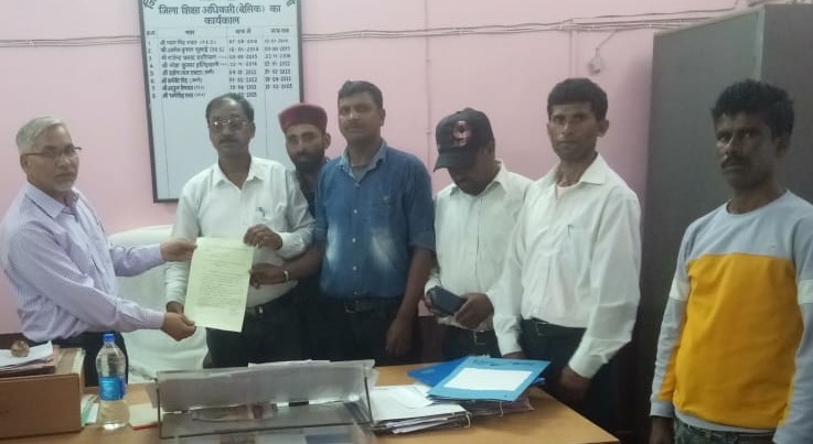 गोपेश्वर में जिला शिक्षा अधिकारी को शिक्षकों की तैनाती की मांग को लेकर ज्ञापन सौंपते हुए। गोपेश्वर में जिला शिक्षा अधिकारी को शिक्षकों की तैनाती की मांग को लेकर ज्ञापन सौंपते हुए।