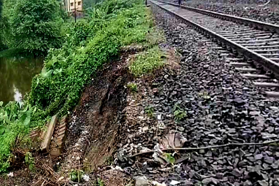 लगातार बरसात के कारण रेलवे लाइन के किनारे धंसी जमीन लगातार बरसात के कारण रेलवे लाइन के किनारे धंसी जमीन