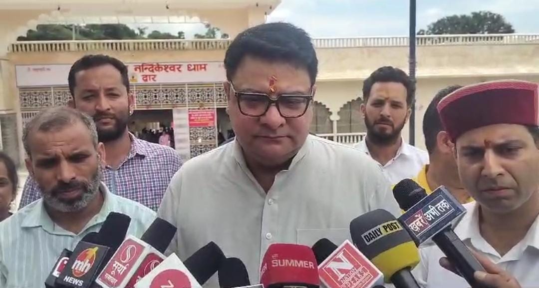 सुधीर शर्मा पत्रकारों से बातचीत करते हुए। सुधीर शर्मा पत्रकारों से बातचीत करते हुए।