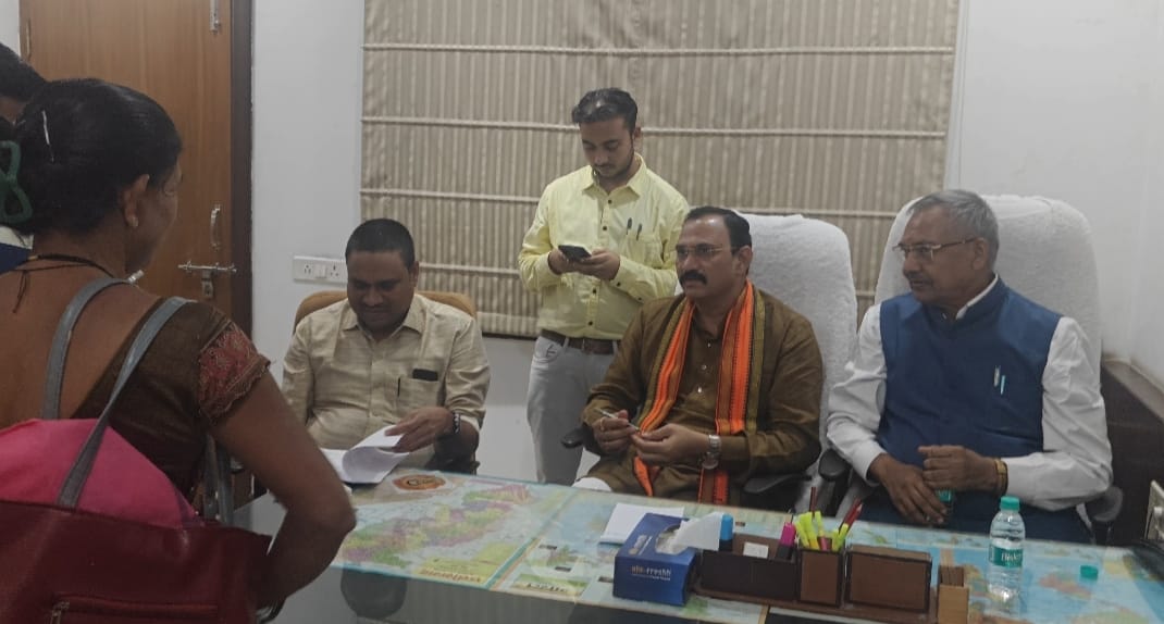 प्रदेश के स्वास्थ्य मंत्री ने भाजपा कार्यालय में सुनी समस्याएं प्रदेश के स्वास्थ्य मंत्री ने भाजपा कार्यालय में सुनी समस्याएं