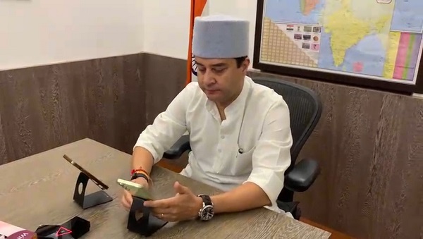 इन श्रद्धालुओं से केंद्रीय मंत्री ज्योतिरादित्य सिंधिया ने की बात इन श्रद्धालुओं से केंद्रीय मंत्री ज्योतिरादित्य सिंधिया ने की बात