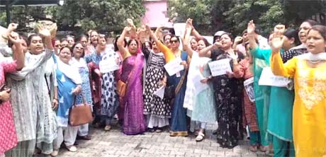 नाबालिग के साथ टैंपो में दुष्कर्म मामले में महिलाओं में आक्रोश नाबालिग के साथ टैंपो में दुष्कर्म मामले में महिलाओं में आक्रोश