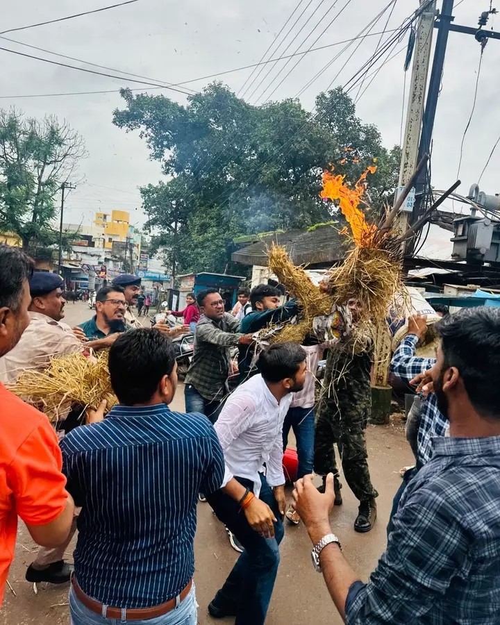 पुतला दहन कर प्रदर्शन करते हुए कांग्रेसी। पुतला दहन कर प्रदर्शन करते हुए कांग्रेसी।