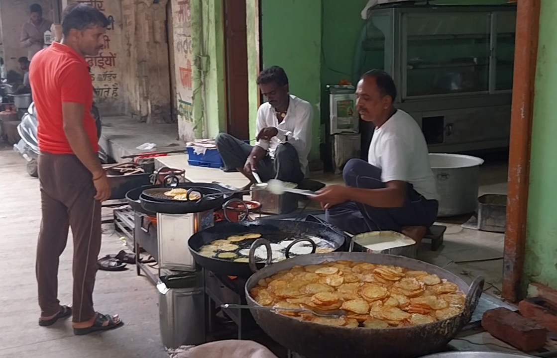 हरियाली अमावस्या को लेकर चित्तौड़ के बाजार में तैयार होते रबड़ी के मालपूए। हरियाली अमावस्या को लेकर चित्तौड़ के बाजार में तैयार होते रबड़ी के मालपूए।