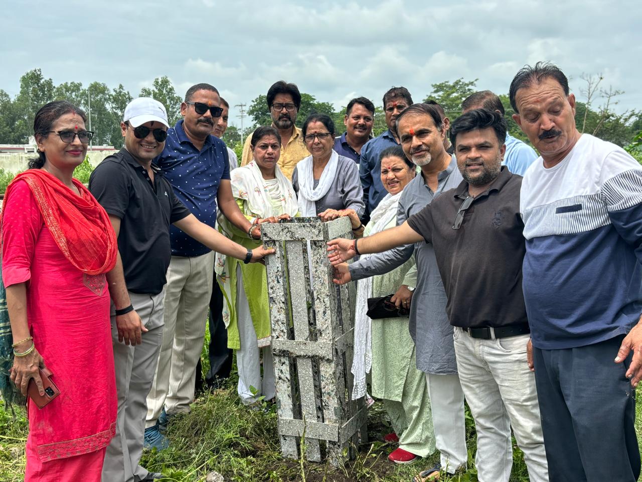 भाजपा कार्यकर्ता वृक्षारोपण करते हुए भाजपा कार्यकर्ता वृक्षारोपण करते हुए