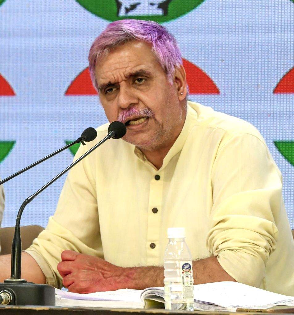 शनिवार काे कांग्रेस मुख्यालय में कांग्रेस के पूर्व सांसद संदीप दीक्षित पत्रकार वार्ता के दाैरान संबाेधित करते हुए शनिवार काे कांग्रेस मुख्यालय में कांग्रेस के पूर्व सांसद संदीप दीक्षित पत्रकार वार्ता के दाैरान संबाेधित करते हुए