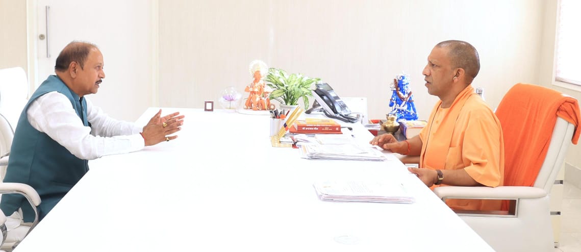 सीएम से मिले पूर्व सांसद बी पी सरोज ,क्षेत्र के मार्गो का मरम्मत कार्य कराने की उठाई मांग सीएम से मिले पूर्व सांसद बी पी सरोज ,क्षेत्र के मार्गो का मरम्मत कार्य कराने की उठाई मांग