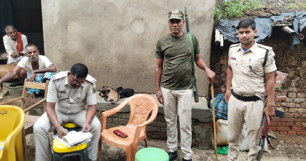 छानबीन करती पुलिस