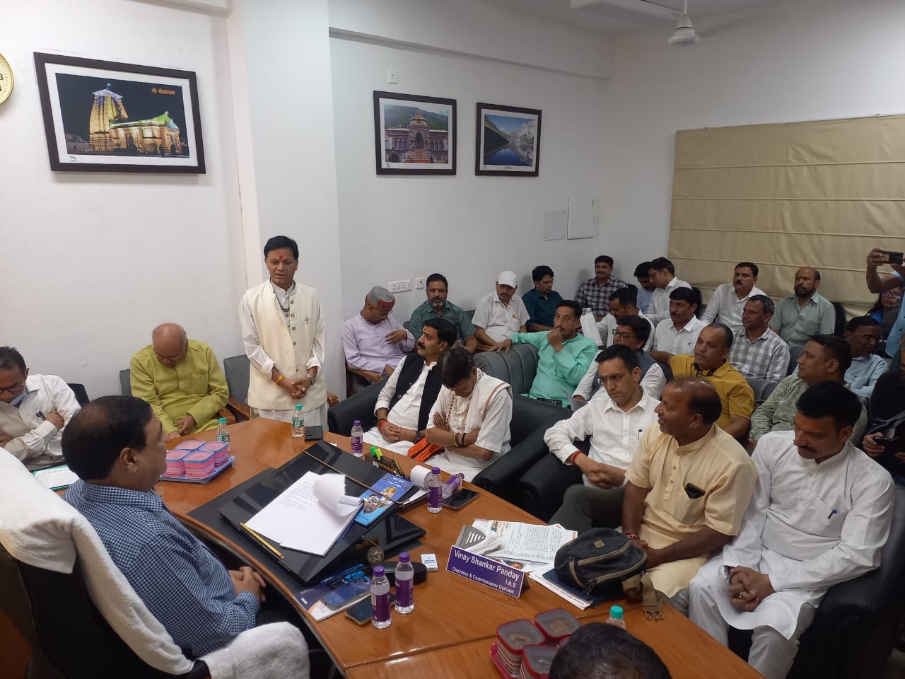 गढ़वाल आयुक्त स्टेट होटल की बैठक लेते हुए गढ़वाल आयुक्त स्टेट होटल की बैठक लेते हुए