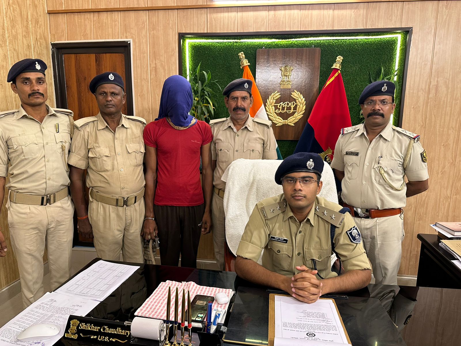 पुलिस गिरफ्हत में हत्याकांड का अभियुक्त पुलिस गिरफ्हत में हत्याकांड का अभियुक्त